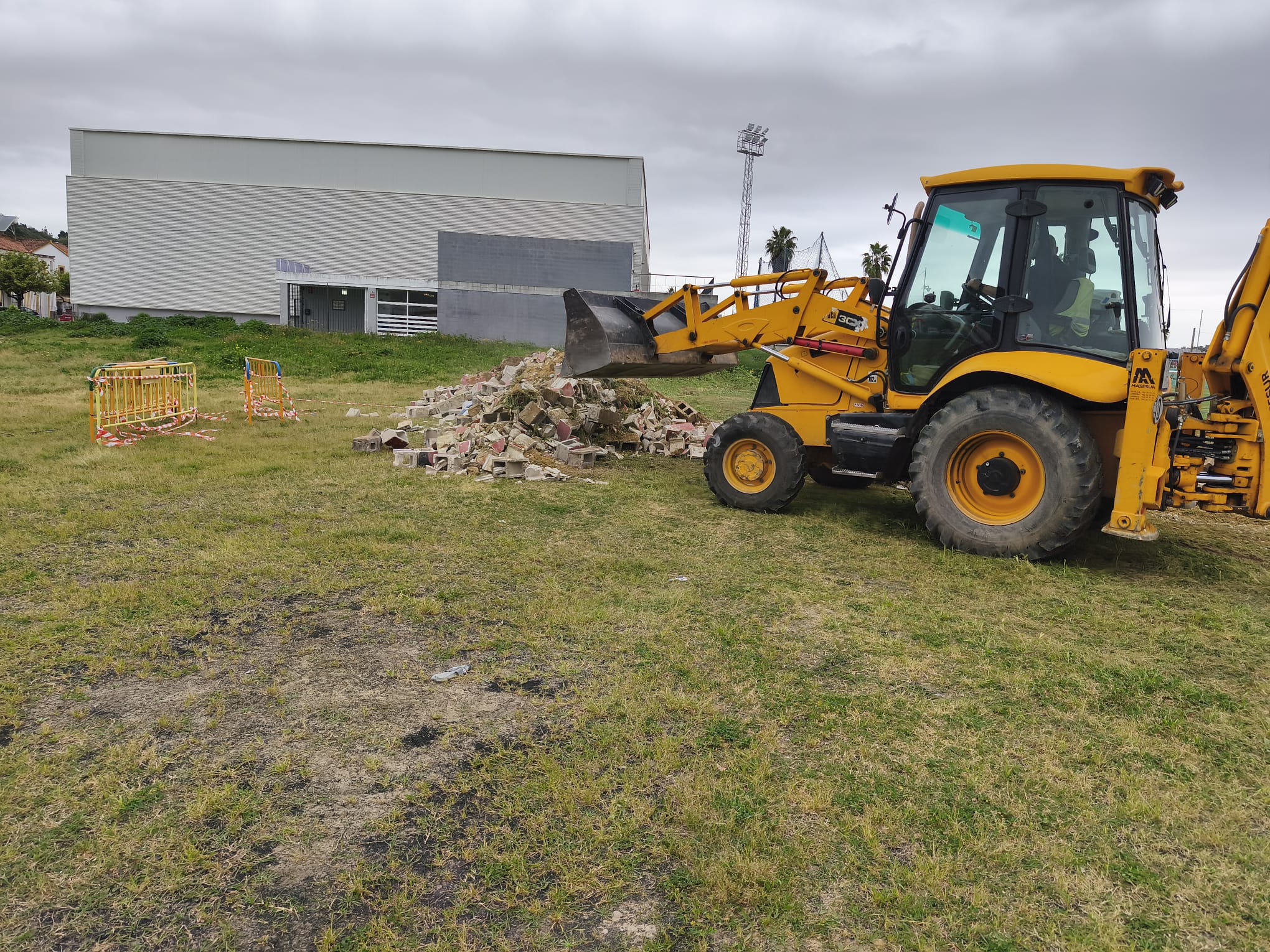 DEMOLICION CAMPO FUTBOL GELVES 4 MARZO 26 (1)