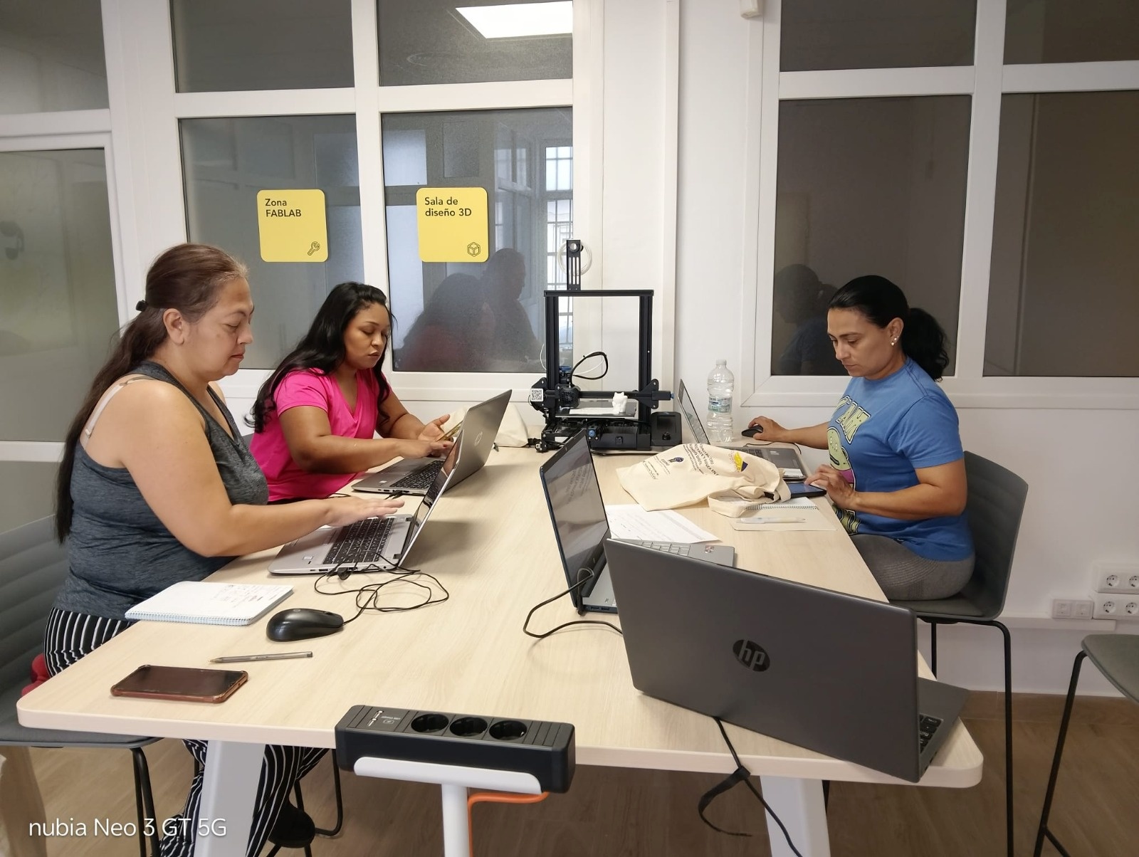 taller brecha digital mujeres migrantes gelves 2026 (1)