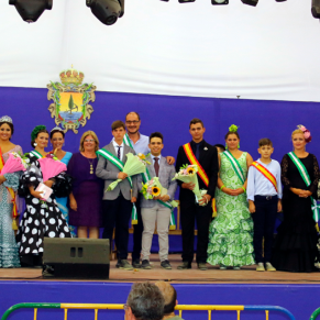 Isabel Herrera, alcaldesa de Gelves, con los Reyes y Reinas de las Fiestas Patronales 2019