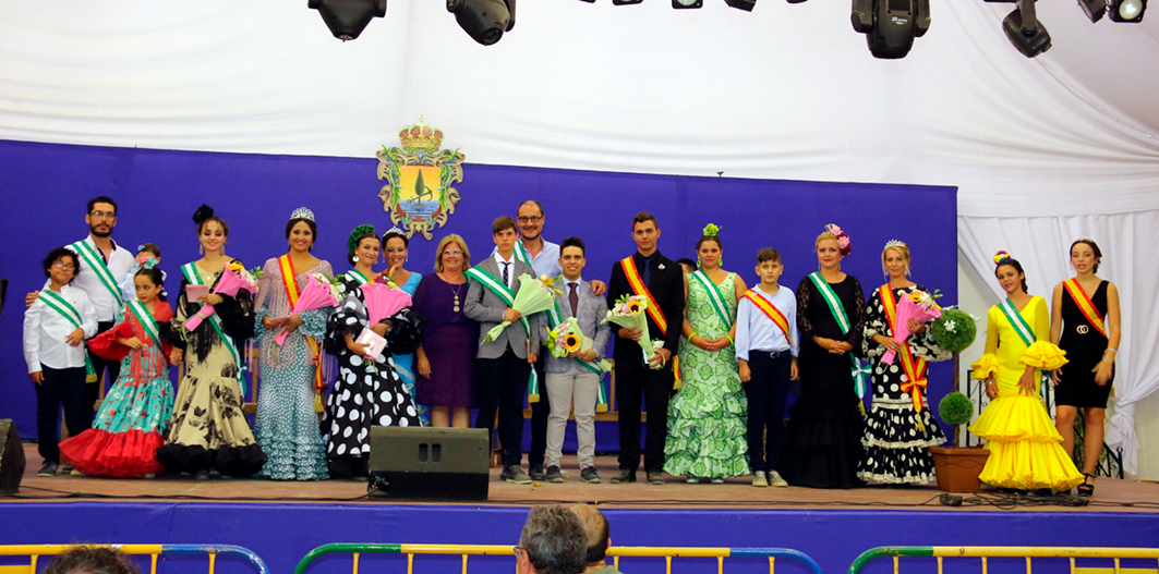Isabel Herrera, alcaldesa de Gelves, con los Reyes y Reinas de las Fiestas Patronales 2019