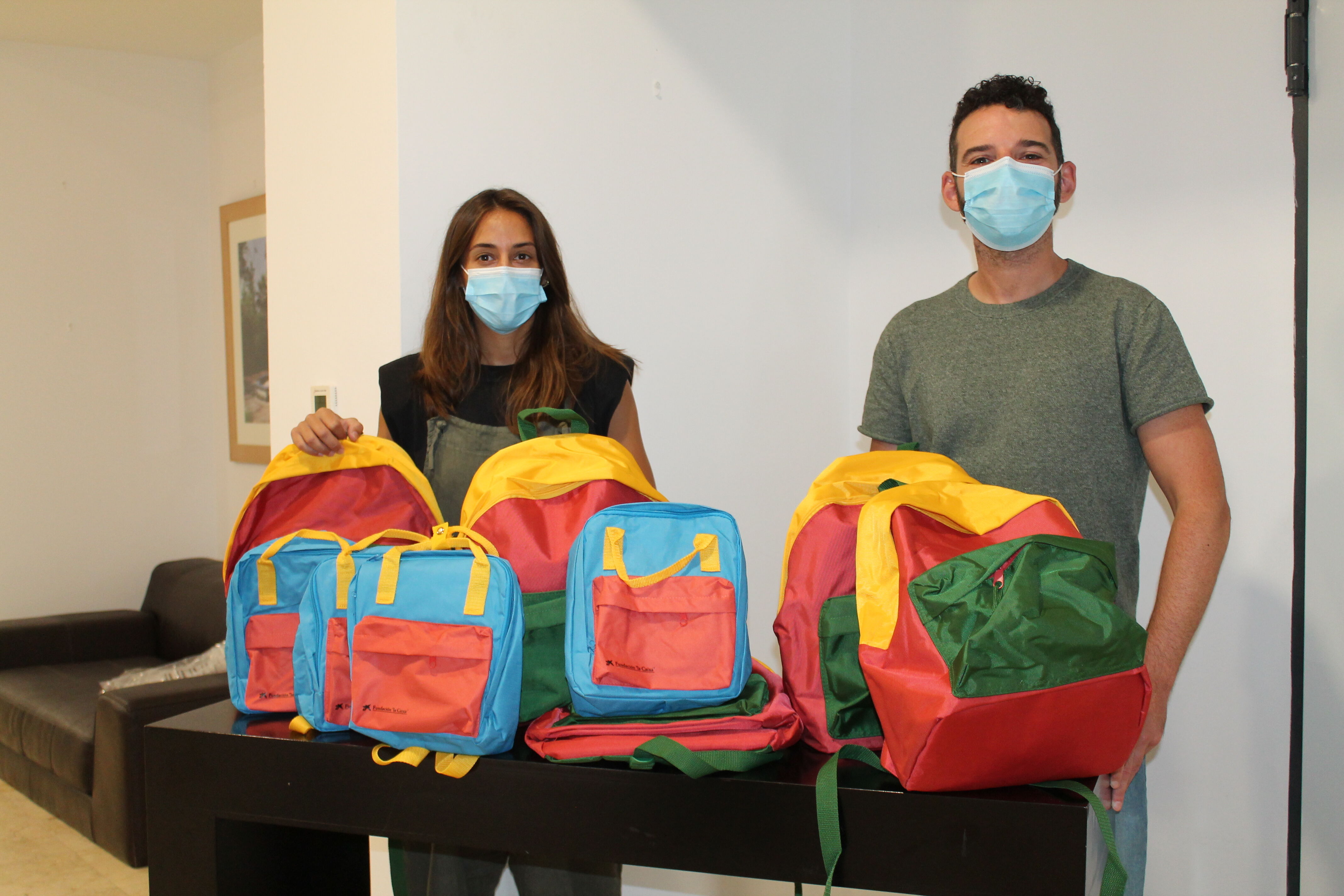 entrega material escolar La Caixa