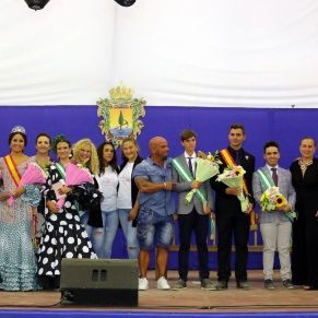 Coronación de la categoría Juvenil, junto a las empresas patrocinadoras
