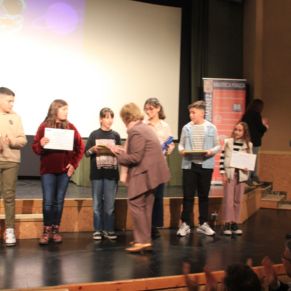 alcaldesa entrega premio gelveña infantil