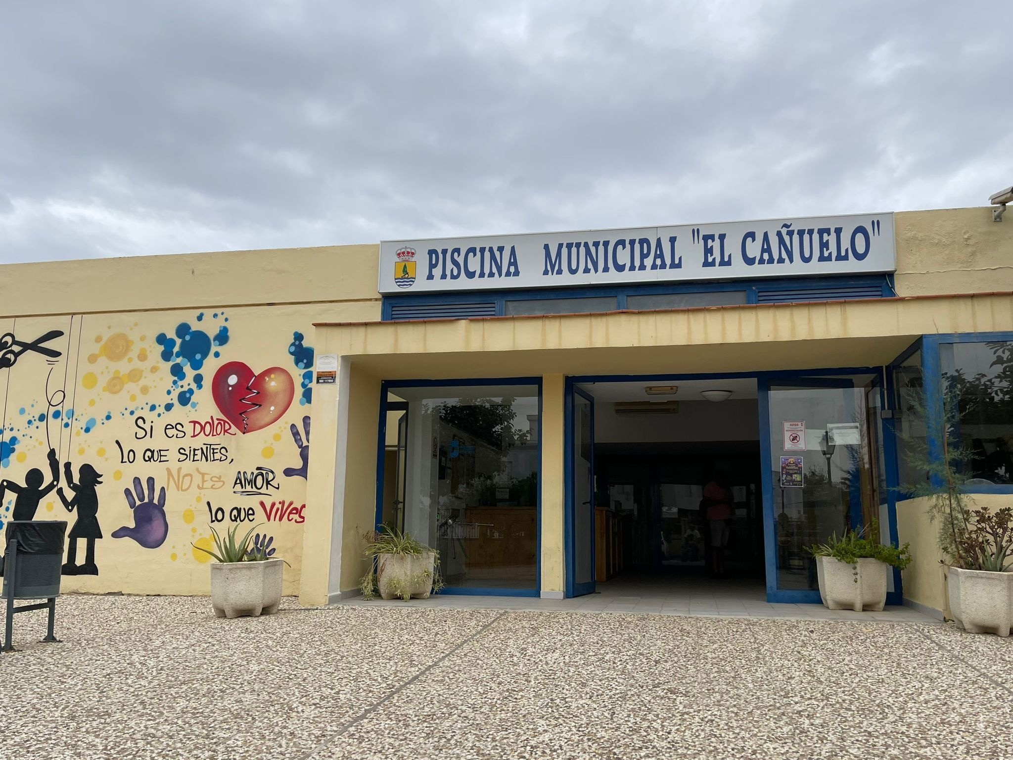 fachada piscina cañuelo