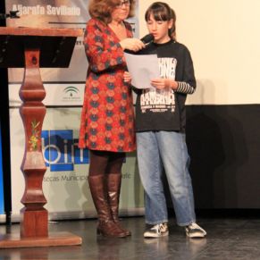 premiada gelveña lee cuento