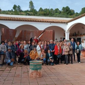 visita de Olivares 26 nov 24 escuela artesanos patio